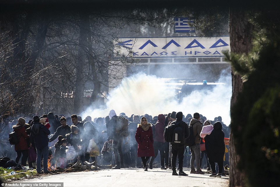 Сукоб полиције и миграната на граници са Грчком (видео)