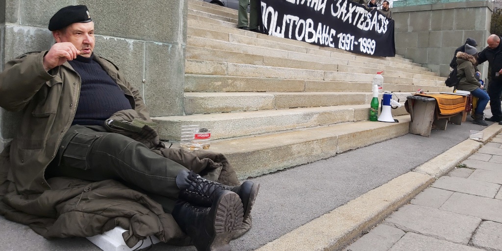 Београд: Прослављени српски ратни војни ветерани спавају испред Народне скупштине