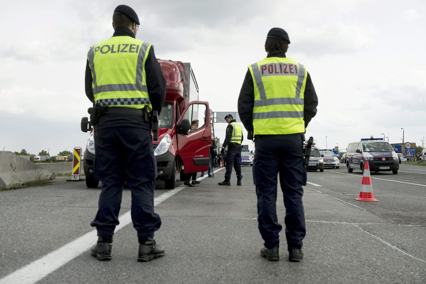 Аустрија шаље полицајце и псе на мађарско-српску границу