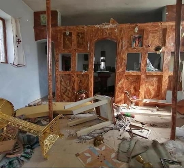 Мигранти уништили цркву Светог Ђорђа на Лезбосу: Иконе побацане, иконостас разбијен (фото, видео)