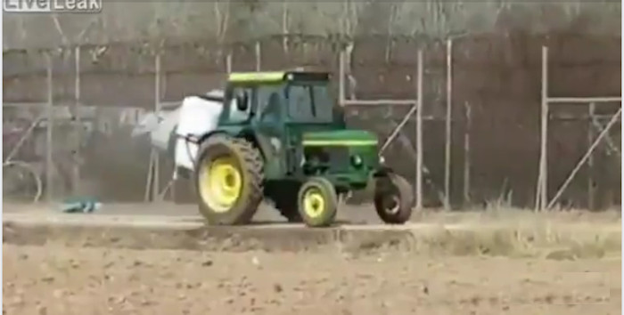 Грчки фармери прскају ограду на граници и мигранте свињском мокраћом (видео)