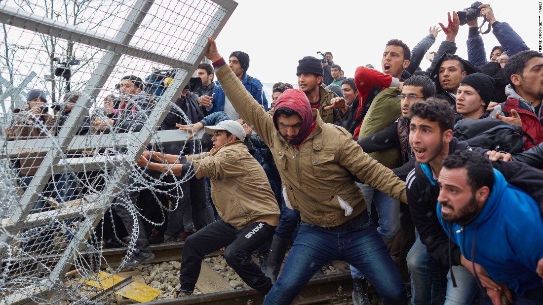 Општи хаос: Грци гађају мигранте, Турци грчку границу (фото, видео)