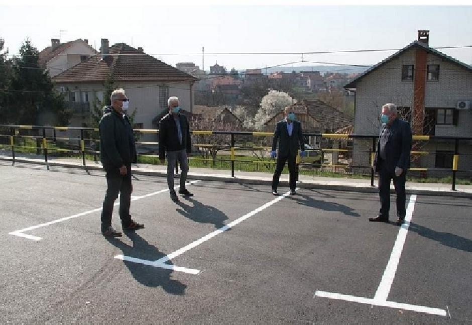 ДЕБИЛИЗАМ! Државни секретар МУП-а Миличковић са напредњацима свечано отворио паркинг у Раковици