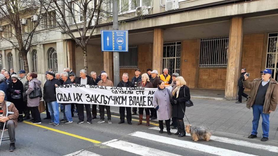 Пензионерка ПKБ-а штрајкује глађу испред кабинета Вучића