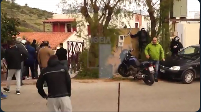ПУКАО ФИЛМ! На грчком острву Киос локални становници буквално отворили лов на мигранте (видео)