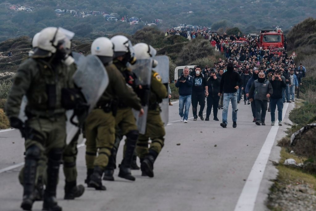 Хаос на граници: Грчка полиција одбија инвазију миграната и Турака, Грци на острвима пале све мигрантско (видео)