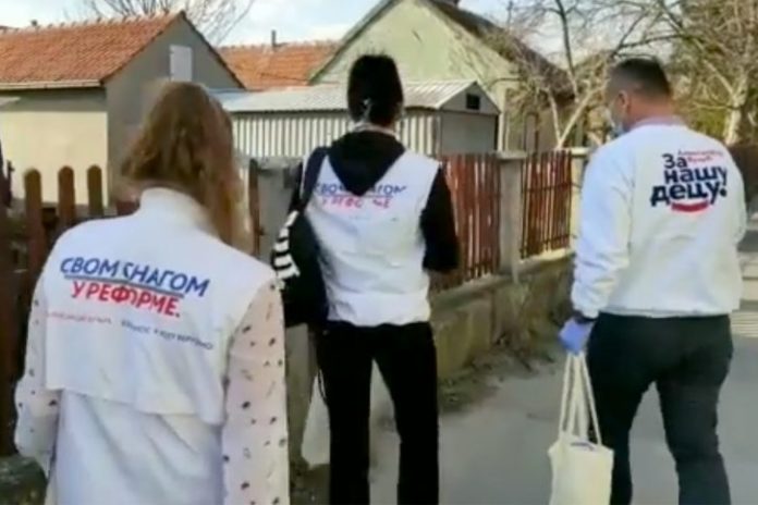 СКАНДАЛ! Волонтери СНС у Смедеревској Паланци од пензионера узимају 1.000 динара