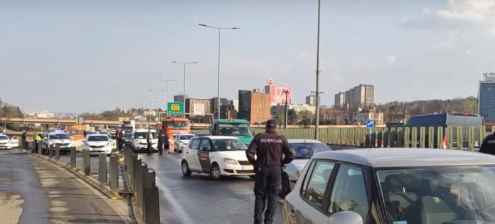 Београд: Полиција блокирала Газелу – пописују возаче (видео)