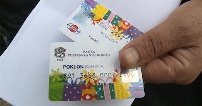 Поштанска штедионица мигрантима поделила поклон платне картице