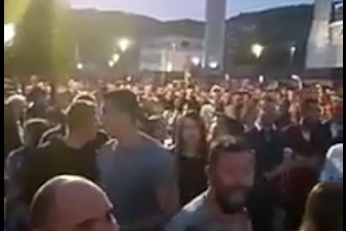 Овако је вечерас било у Пљевима, Срби Црне Горе храбри, одлучни и спремни на све (видео)
