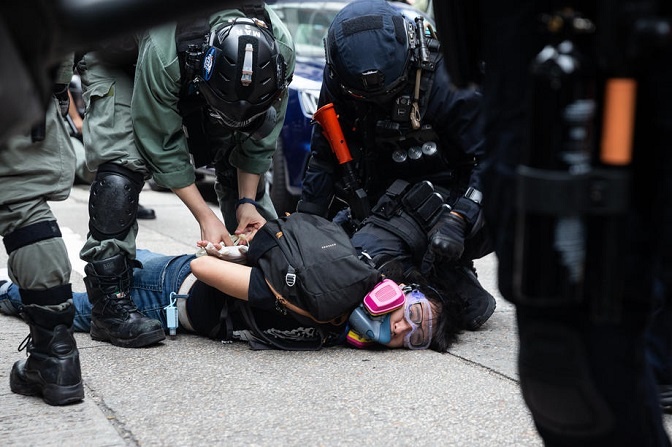 Полиција у Хонгконгу сузавцем и воденим топовима по демонстрантима, ухапшено 120 (видео)