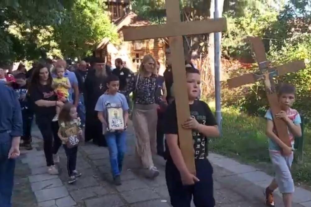 НАРОД ПОНОВО У МОЛИТВЕНОМ ХОДУ: Хиљаде људи широм Црне Горе на ногама (видео, фото)