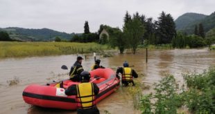 Лучани, Краљево - Водена бујица у драгачевском селу Вича потопила је на десетине домаћинстава