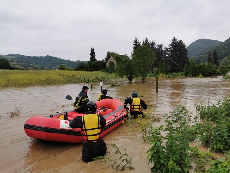 Лучани, Краљево - Водена бујица у драгачевском селу Вича потопила је на десетине домаћинстава