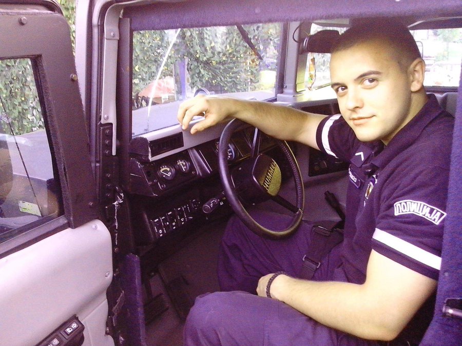 ПОЛИЦАЈАЦ УЗБУЊИВАЧ: СНС херој – полицајац батинаш аутистичног дечака, рекетирао по Новом Саду