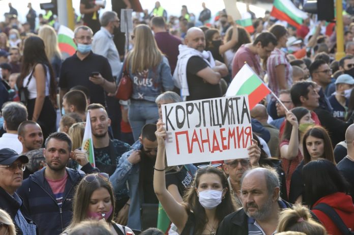 Бугарска влада подноси оставку због протеста?! (видео)