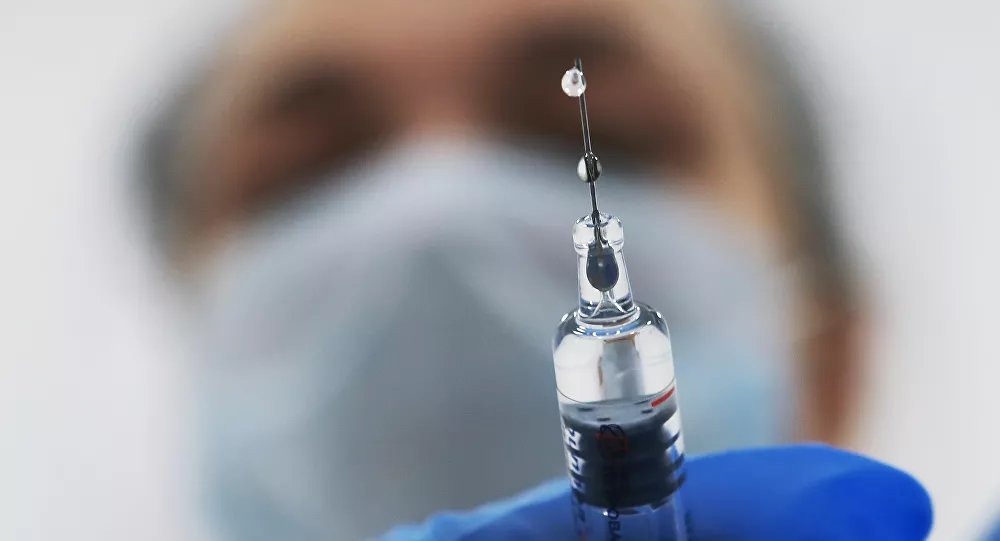 Британци стопирали вакцину против ковида: Добровољац се разболео