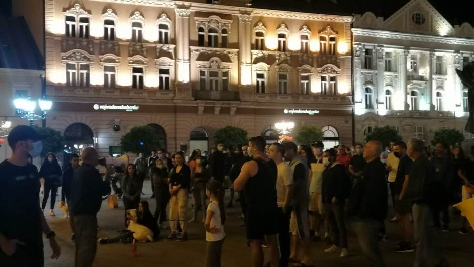 Протест против најављених мера и у Новом Саду, полиција чува Градску кућу