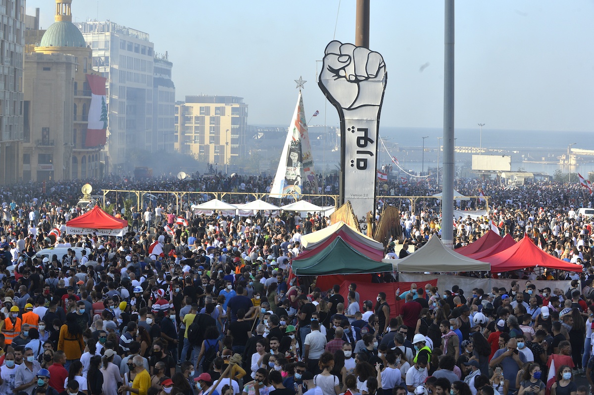 Демонстранти у Бејруту упали у још три министарства, војска ушла у центар града (видео)