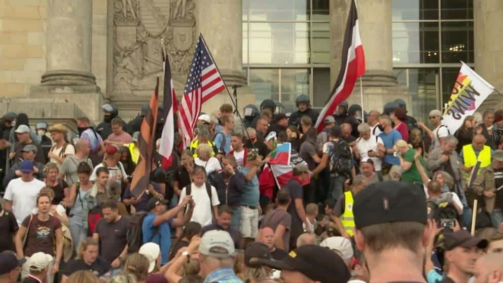 Берлин! Народ јуришао на Рајхстаг, хапшења и медијска хајка! (видео)