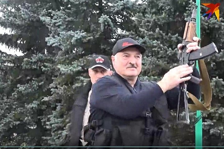 Белорусија: Александар Лукашенко наоружан стигао у своју резиденцију (видео)