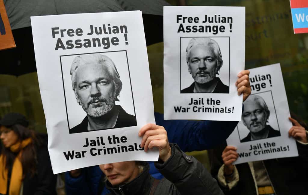 Џулијан Асанж пред судом у Лондону: Да ли ће оснивач Викиликса бити изручен Америци
