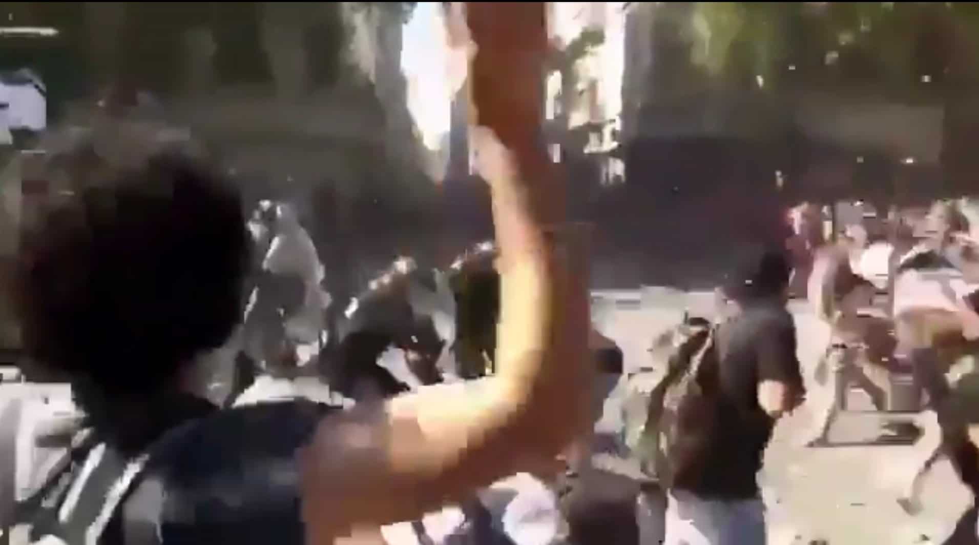 Аргентина: Погледајте како су демонстранти буквално развалили полицијску јединицу (видео)