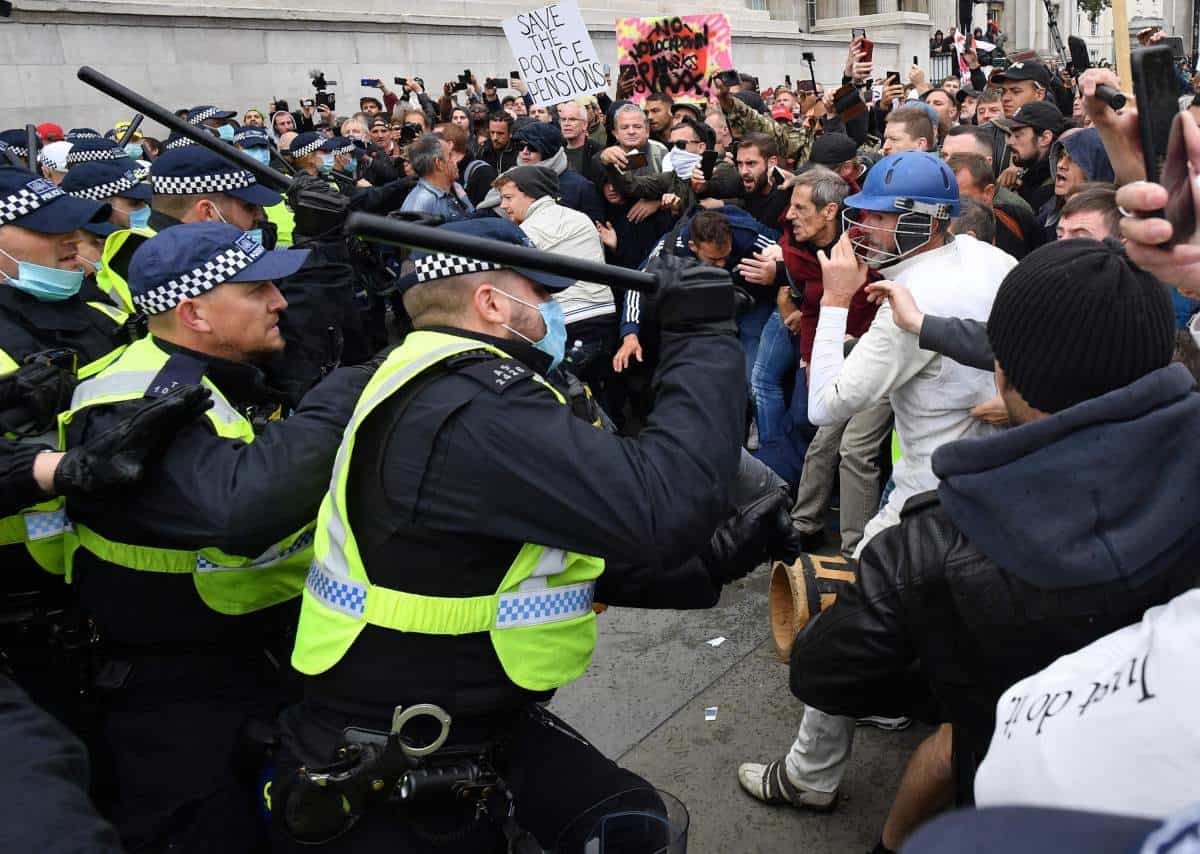 У цивилизованом Лондону млате мирне учеснике протеста против обавезне вакцинације и маски (видео)