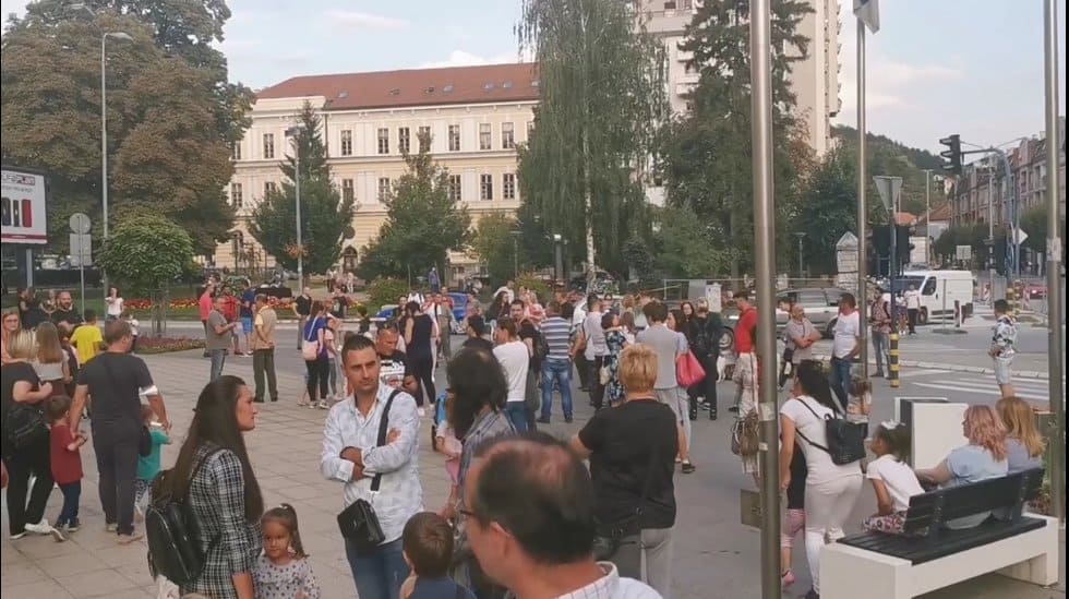 "Ужице без маски" вечерашње окупљање грађана испред Градске куће у Ужицу! (видео)