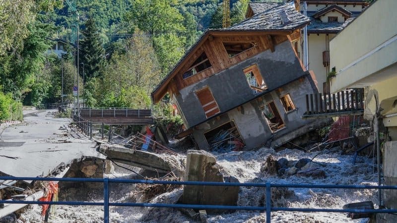 Катастрофалне поплаве у Италији и Француској, има мртвих и несталих (видео)