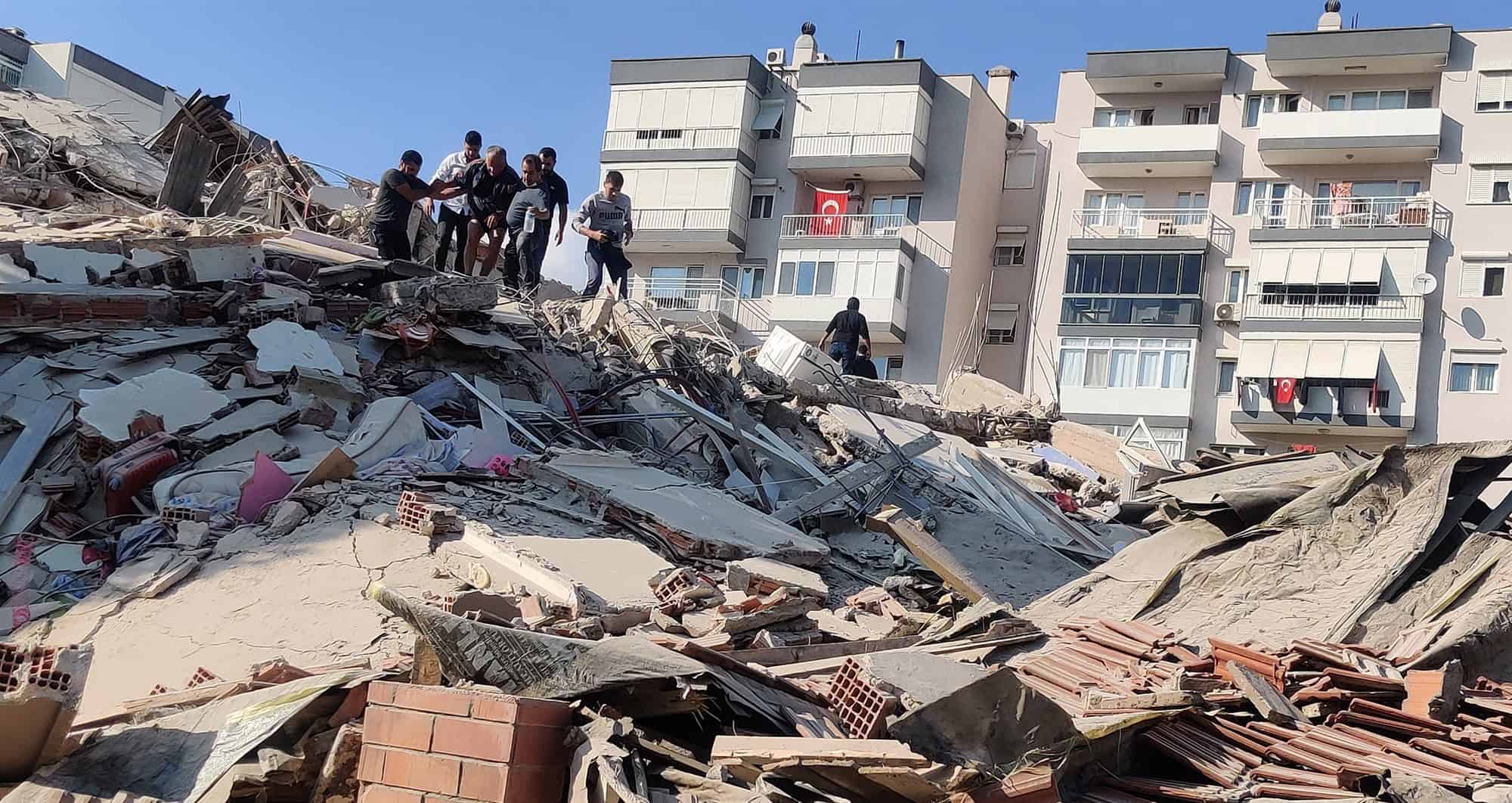 Разоран земљотрес у Грчкој и Турској, цунами потопио турски град Измир (видео)