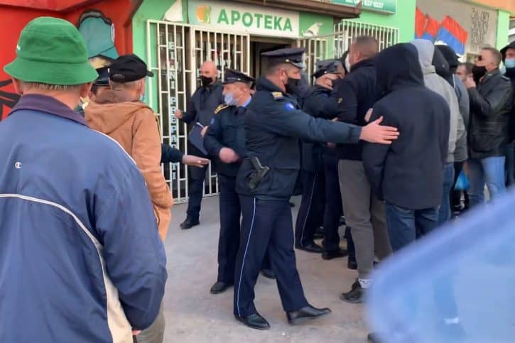 Бурно у Kосовској Митровици: Грађани чувају апотеке од шиптарске полиције (видео)