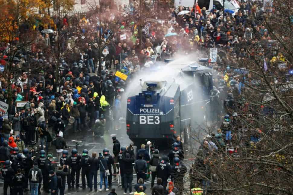 ОПКОЉЕН БУНДЕСТАГ! Хаос на улицама Берлина, народ масовно против анти корона мера Меркелове (видео)