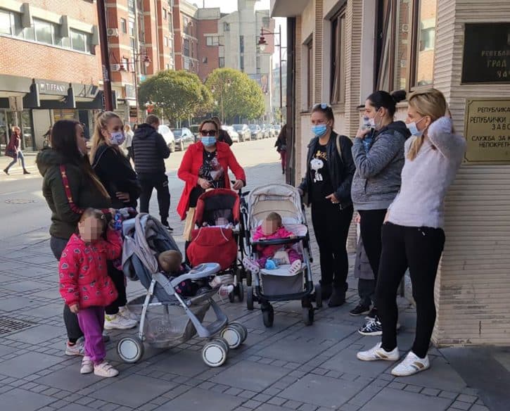 Протест незапослених породиља у Чачку због неисплаћених накнада које касне месецима