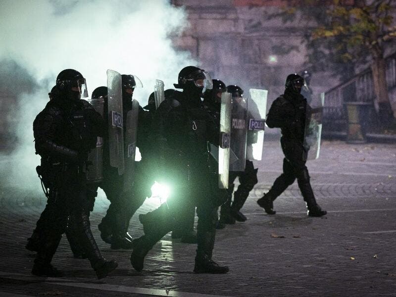 Жестоки анти-корона протести на улицама Љубљане: Полиција воденим топовима, демонстранти каменицама (видео)