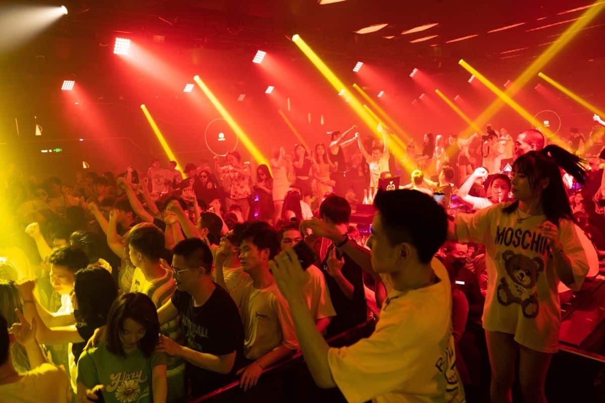Kинези се забављају у ноћном клубу у Вухану док се Европљани спремају за други кућни притвор