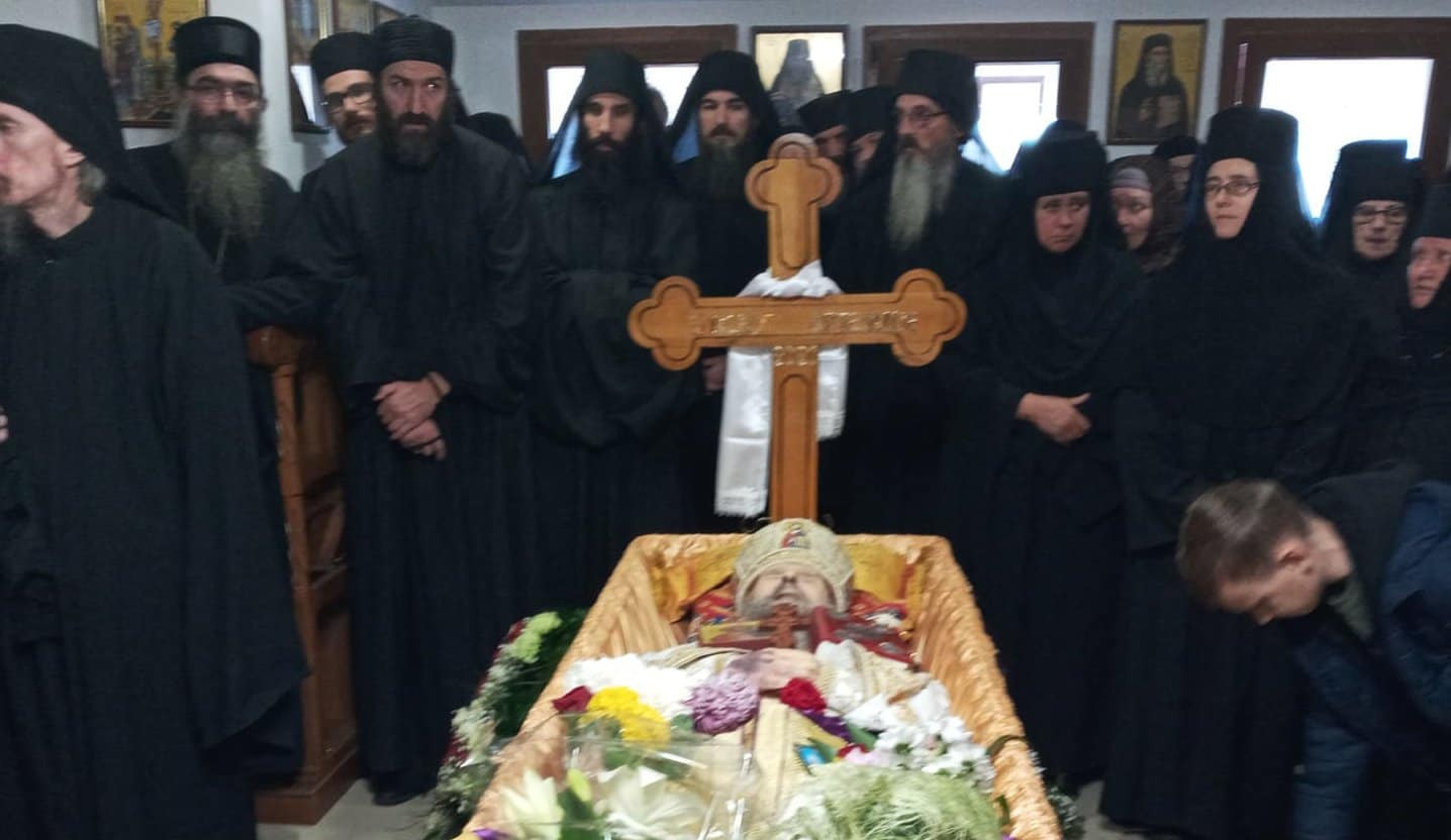 ДАНАС је сахрањен епископ рашко-призренски и косовско-метохијски у егзилу Артемије (видео, фото)