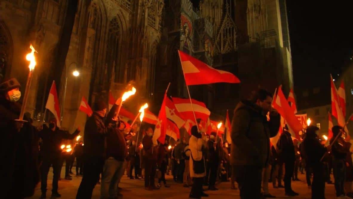 Аустријанци изашли на улице: Палили бакље и носили заставе (видео)