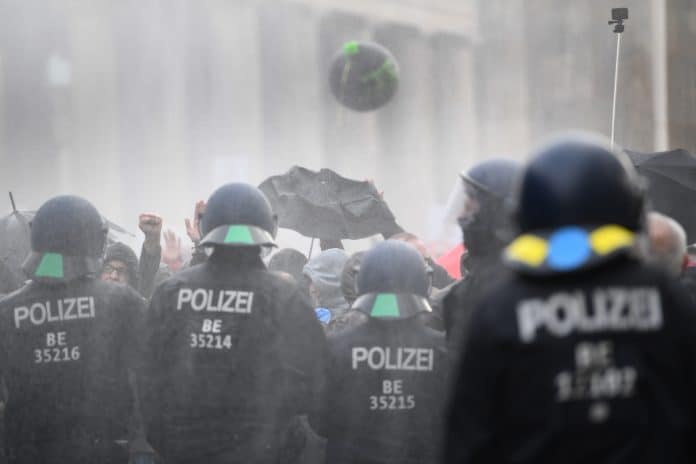 Фрка у Берлину! Ко је пустио демонстранте у Бундестаг? (видео)