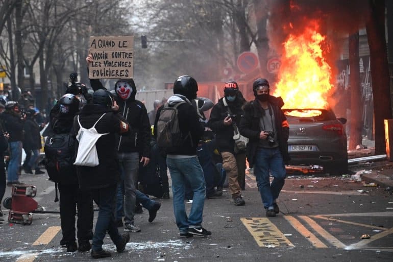 Деведесет протеста против Макрона и његове полиције – у Паризу погроми и сузавац (видео)