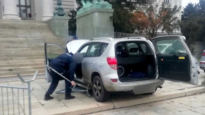 Полиција ухапсила мушкарца који је аутом пробио заштитну ограду испред Дома Народне скупштине и током бежања са шипком у руци викао "министри напоље"