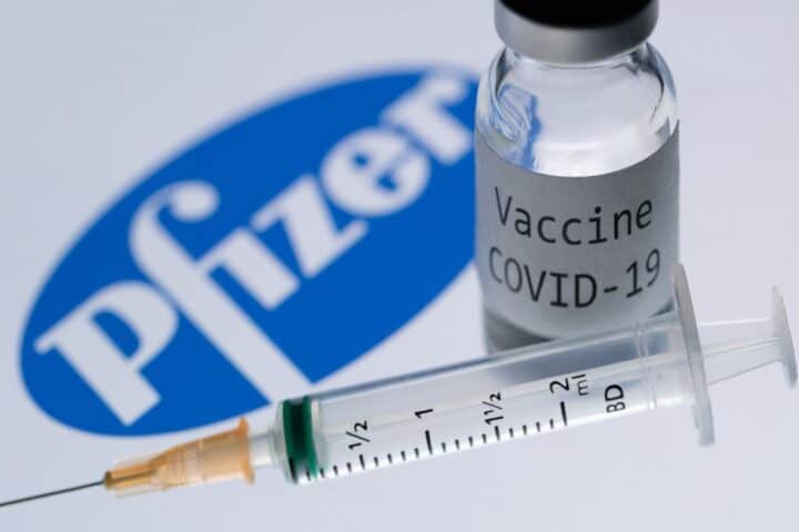 Број смртних случајева после вакцинације „Фајзером“ већи него после „АстраЗенеком“