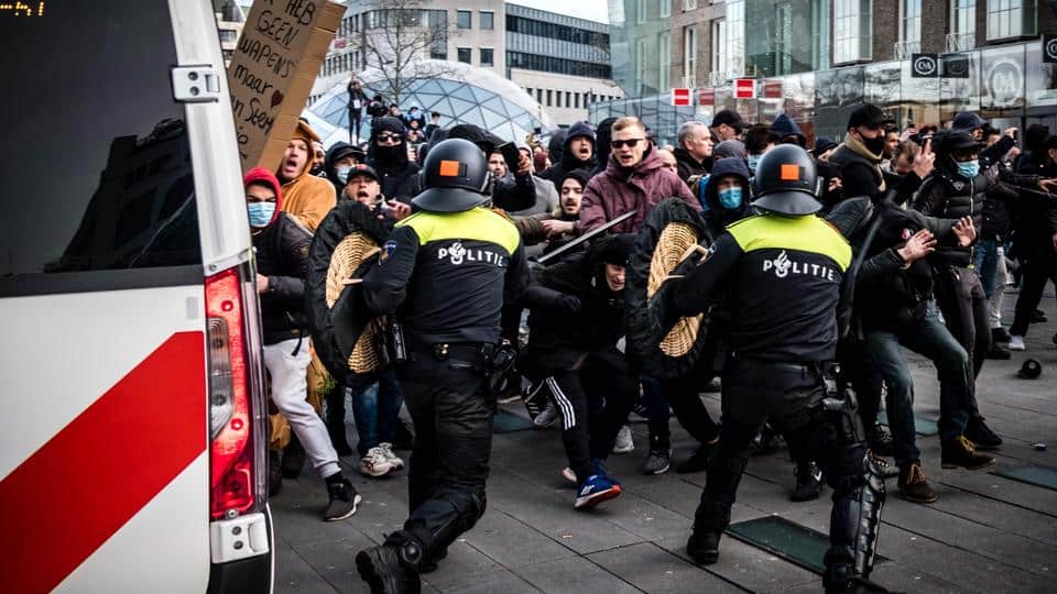 Холандија: Током протеста због увођења полицијског часа запаљен центар за тестирање на коронавирус (видео)
