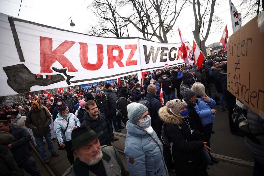 Протести у Бечу против рестриктивних корона мера (видео)