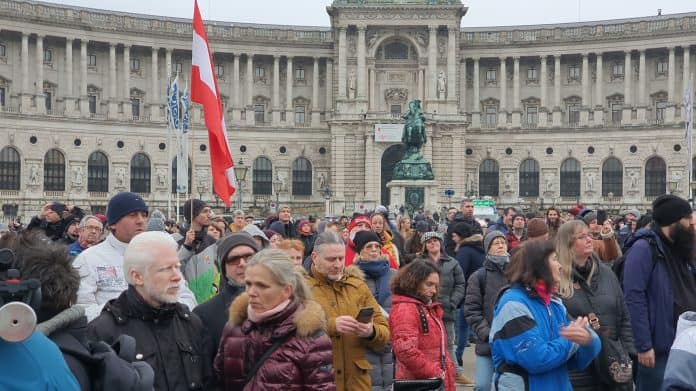 Протест противника антикорона мера и вакцинације у Бечу, затражена оставка премијера Курца
