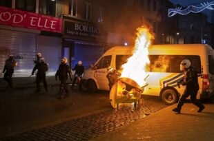 Хаос у Бриселу – запаљена полицијска станица, страдало возило краља (видео)