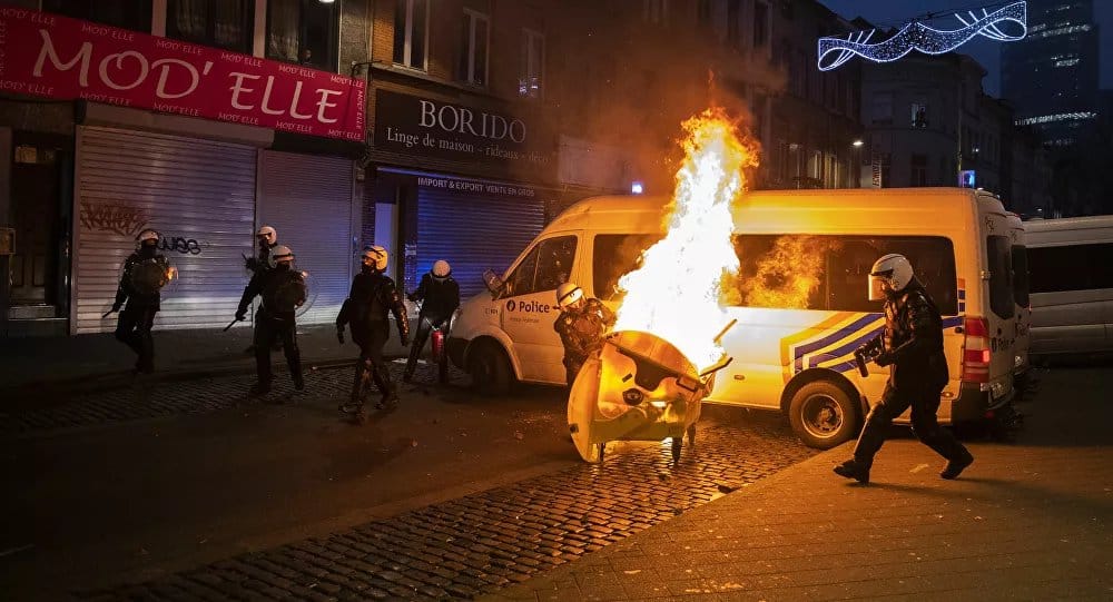 Хаос у Бриселу – запаљена полицијска станица, страдало возило краља (видео)