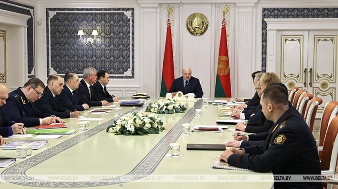 Лукашенко Путину: Код нас су покушали блиц-криг, Русију ће дуго `љуљати` - буди спреман