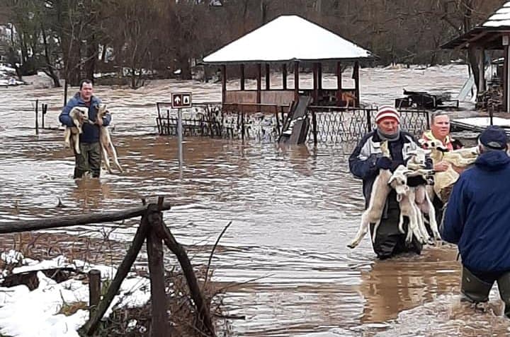 Делови Србије под водом: Ванредно у неколико општина, у току евакуација (видео)