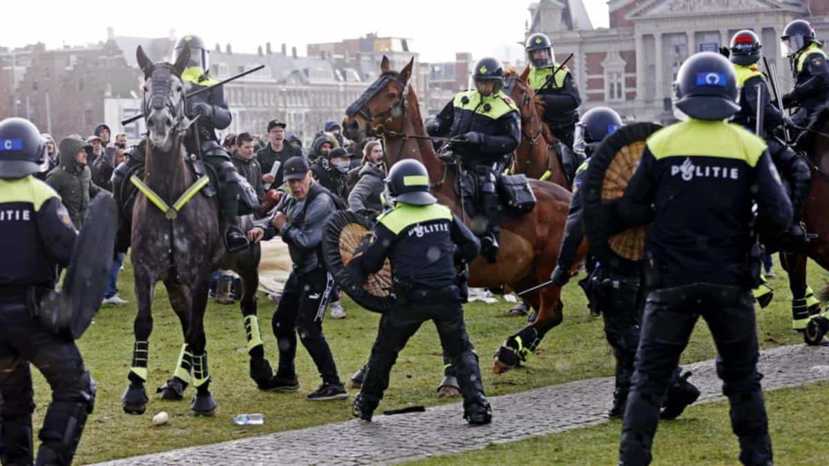 Холандија: Након масовних протеста, суд наложио Влади да укине полицијски час